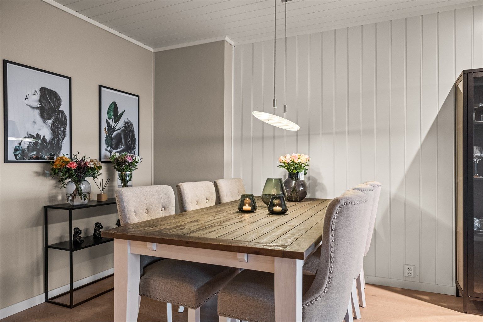 Lune veggflater og downlights i himlingen gir en trivelig atmosfære rundt middagsbordet.
