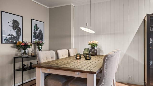Lune veggflater og downlights i himlingen gir en trivelig atmosfære rundt middagsbordet.