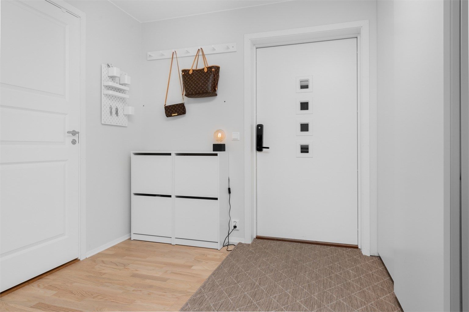 Velkommen inn! Romslig entré/gang på 11 kvm med god plass til oppbevaring av yttertøy og sko. 