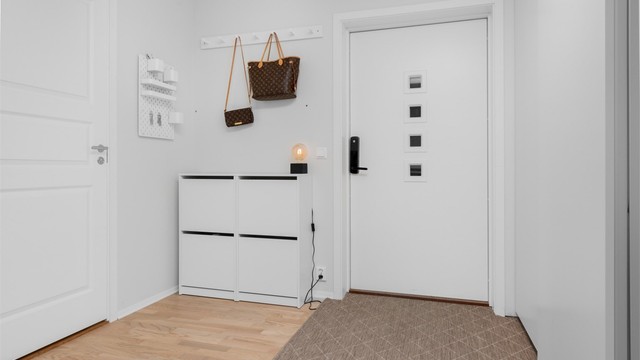 Velkommen inn! Romslig entré/gang på 11 kvm med god plass til oppbevaring av yttertøy og sko.