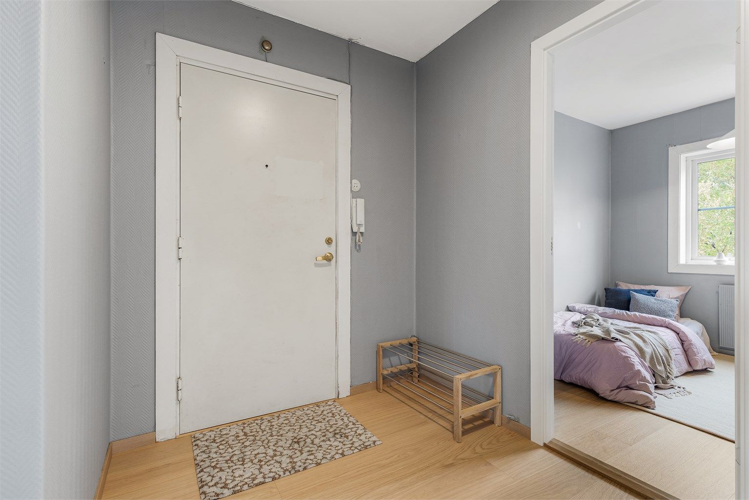 Entreen har plass til mindre garderobeskap eller kommode, samt knaggerekker. Fra entreen har man tilgang til bad, kjøkken, stue og det ene soverommet.