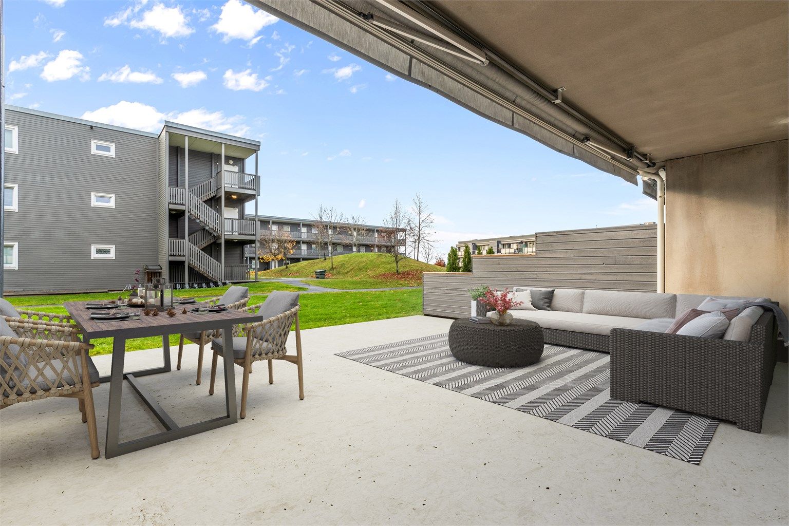 Herlig vestvendt uteplass med markise. (Bildet er digitalt retusjert med ren og tørr betong og digitalt stylet med møbler)