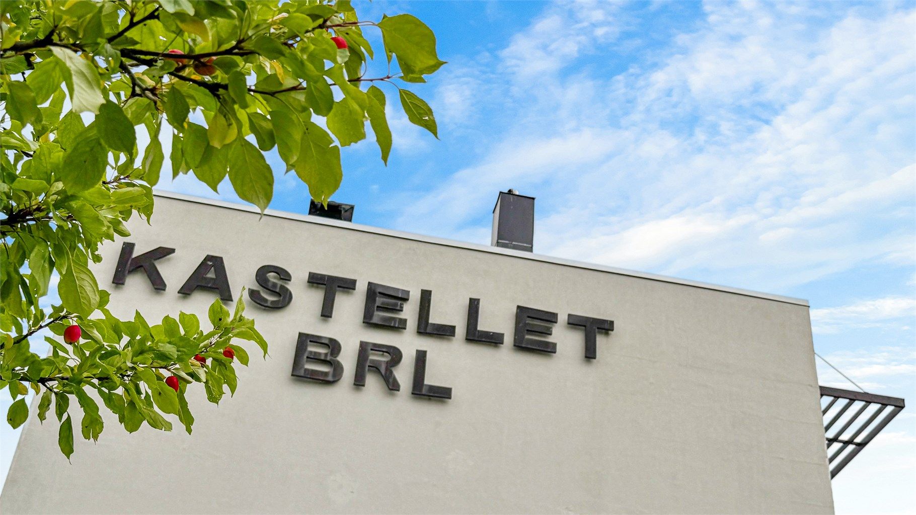 Kort vei til buss ved Kastellveien (3 min) og Sagdalen stasjon (15 min).