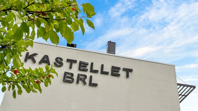 Kort vei til buss ved Kastellveien (3 min) og Sagdalen stasjon (15 min).