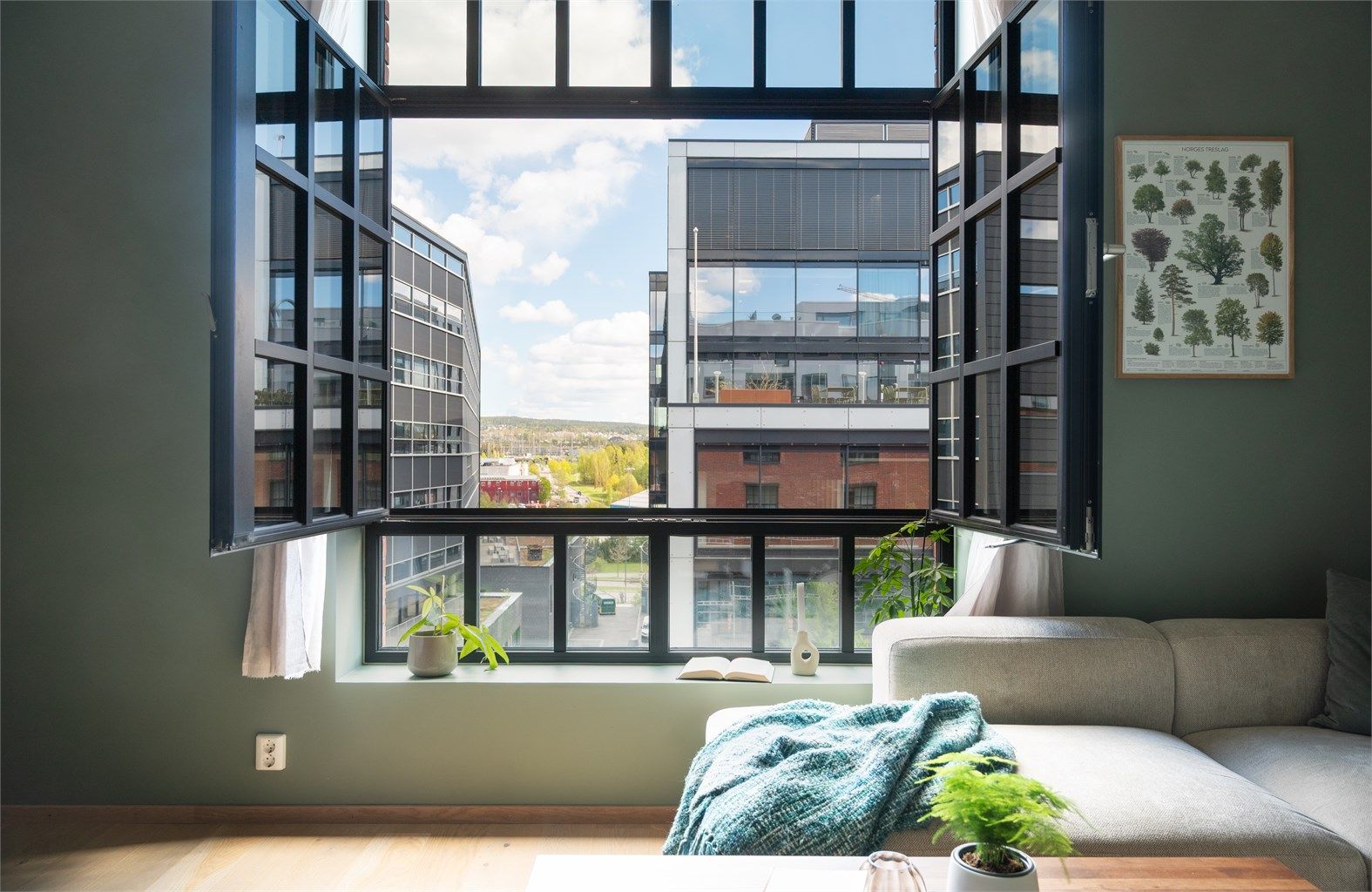 Vinduene er reprodusert med utgangspunkt i de originale vinduene fra 1932, den gangen det var Vinmonopolets produksjonsanlegg. Foto: Christian Jacobsen v/ Studio Oslo AS.