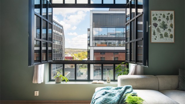 Vinduene er reprodusert med utgangspunkt i de originale vinduene fra 1932, den gangen det var Vinmonopolets produksjonsanlegg. Foto: Christian Jacobsen v/ Studio Oslo AS.