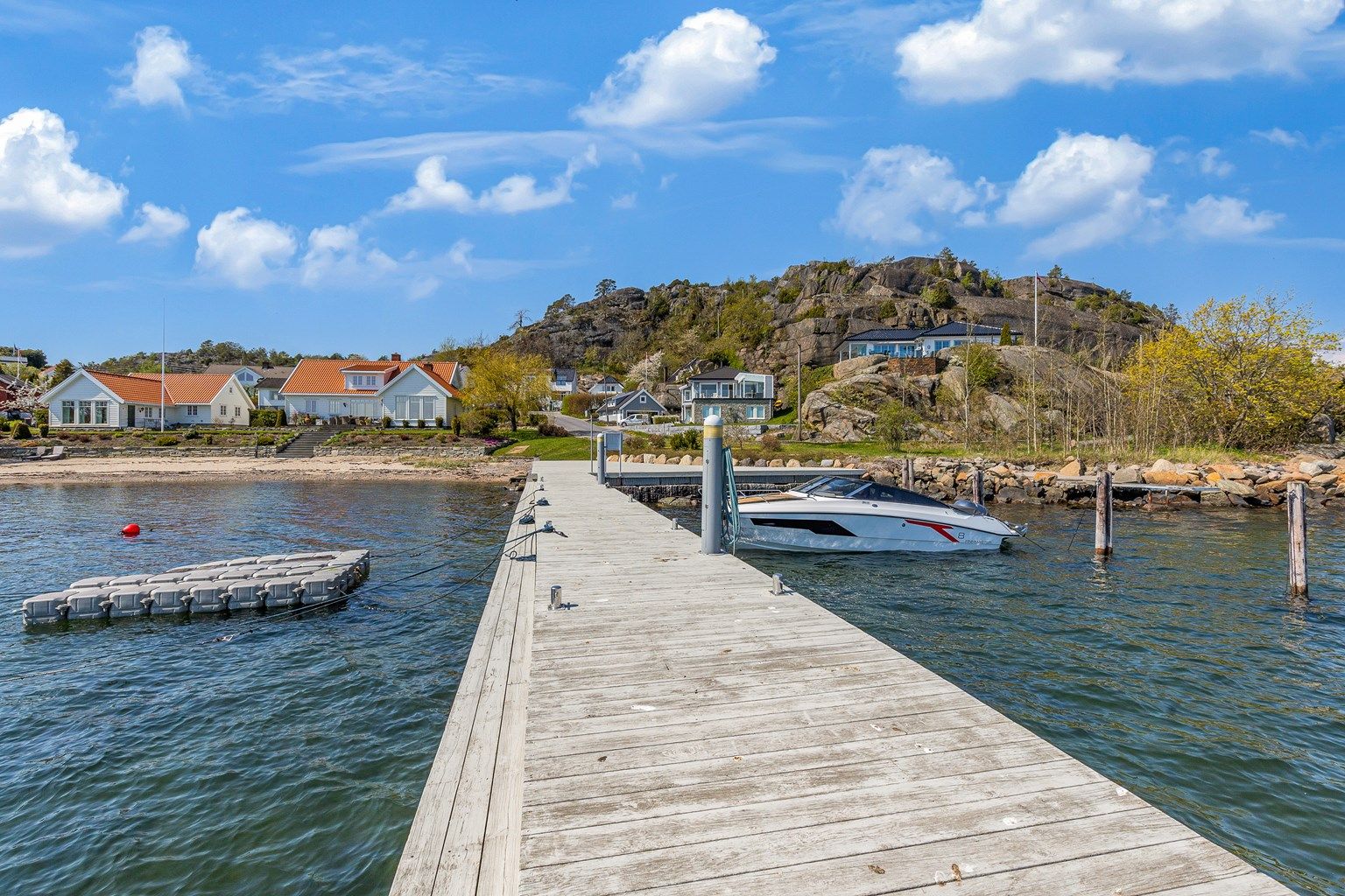 Det gjøres oppmerksom på at det er 1/4 av tomten som selges med 3 tilhørende båtplasser. 2 av båtplassene har god dybde, mens den siste plassen er mest egnet til jolleplass