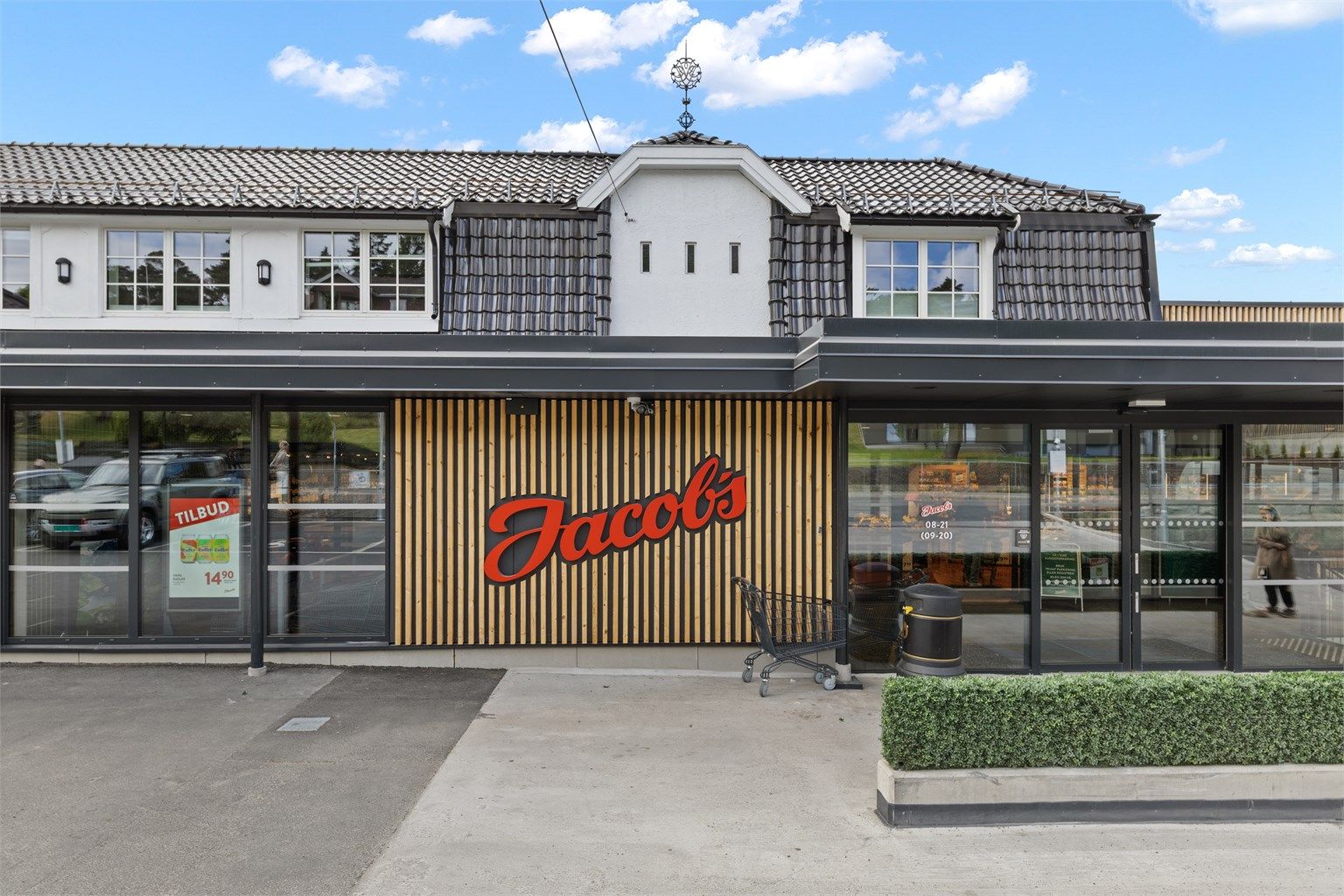 Fra eiendommen er det få minutter å gå til Holtet, områdets lokale handelssenter med bl.a. den populære delikatessebutikken Jacob’s, Åpent Bakeri/Lofthus Pizza og helsesenteret/treningssenteret Best Helse.