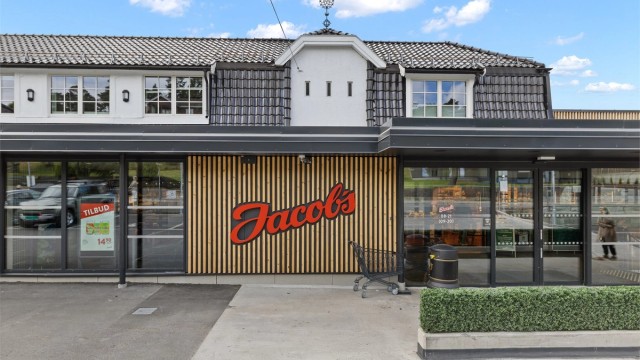 Fra eiendommen er det få minutter å gå til Holtet, områdets lokale handelssenter med bl.a. den populære delikatessebutikken Jacob’s, Åpent Bakeri/Lofthus Pizza og helsesenteret/treningssenteret Best Helse.