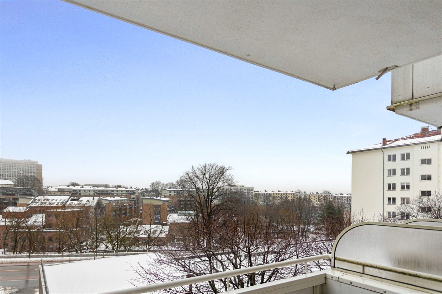 Balkongen er på ca. 7,7 m² og vender mot sydøst, med utsikt og uten direkte gjenboere. Her er det gode muligheter for å innrede med en hyggelig sittegruppe der årets varme dager kan nytes. 