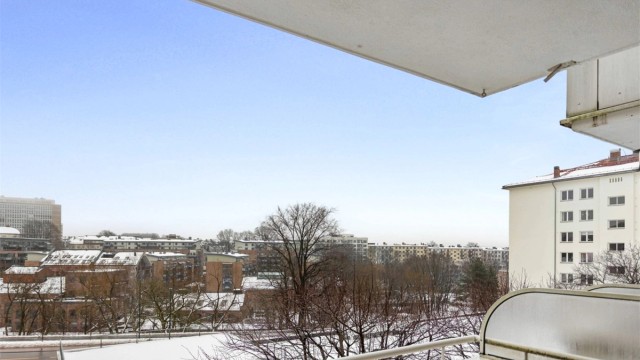 Balkongen er på ca. 7,7 m² og vender mot sydøst, med utsikt og uten direkte gjenboere. Her er det gode muligheter for å innrede med en hyggelig sittegruppe der årets varme dager kan nytes.