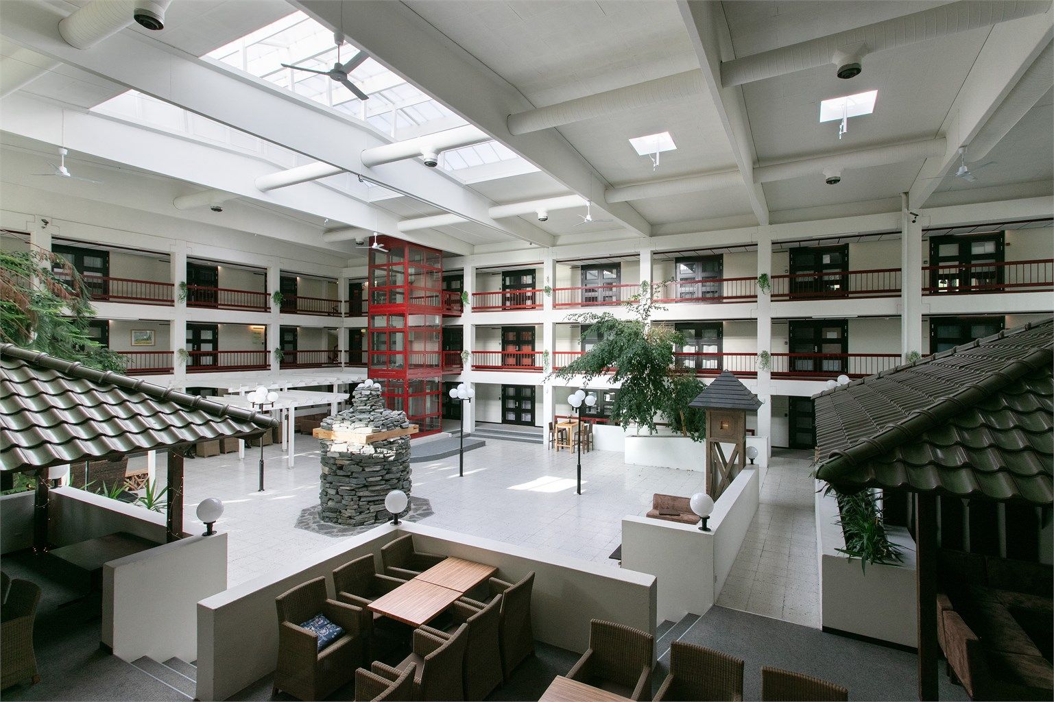 Bygget har et stort felles atrium over flere etasjer med rikelig dagslys fra takvinduer.