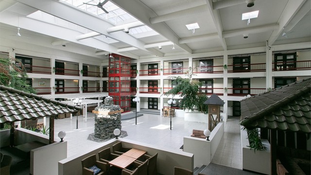 Bygget har et stort felles atrium over flere etasjer med rikelig dagslys fra takvinduer.