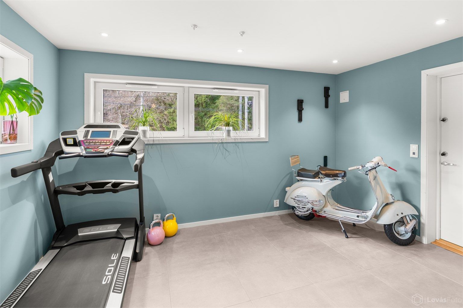 Kjellerstue med gulvfliser med varmekabler