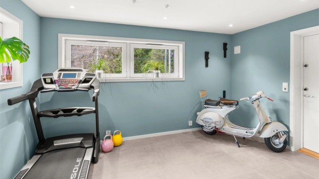 Kjellerstue med gulvfliser med varmekabler