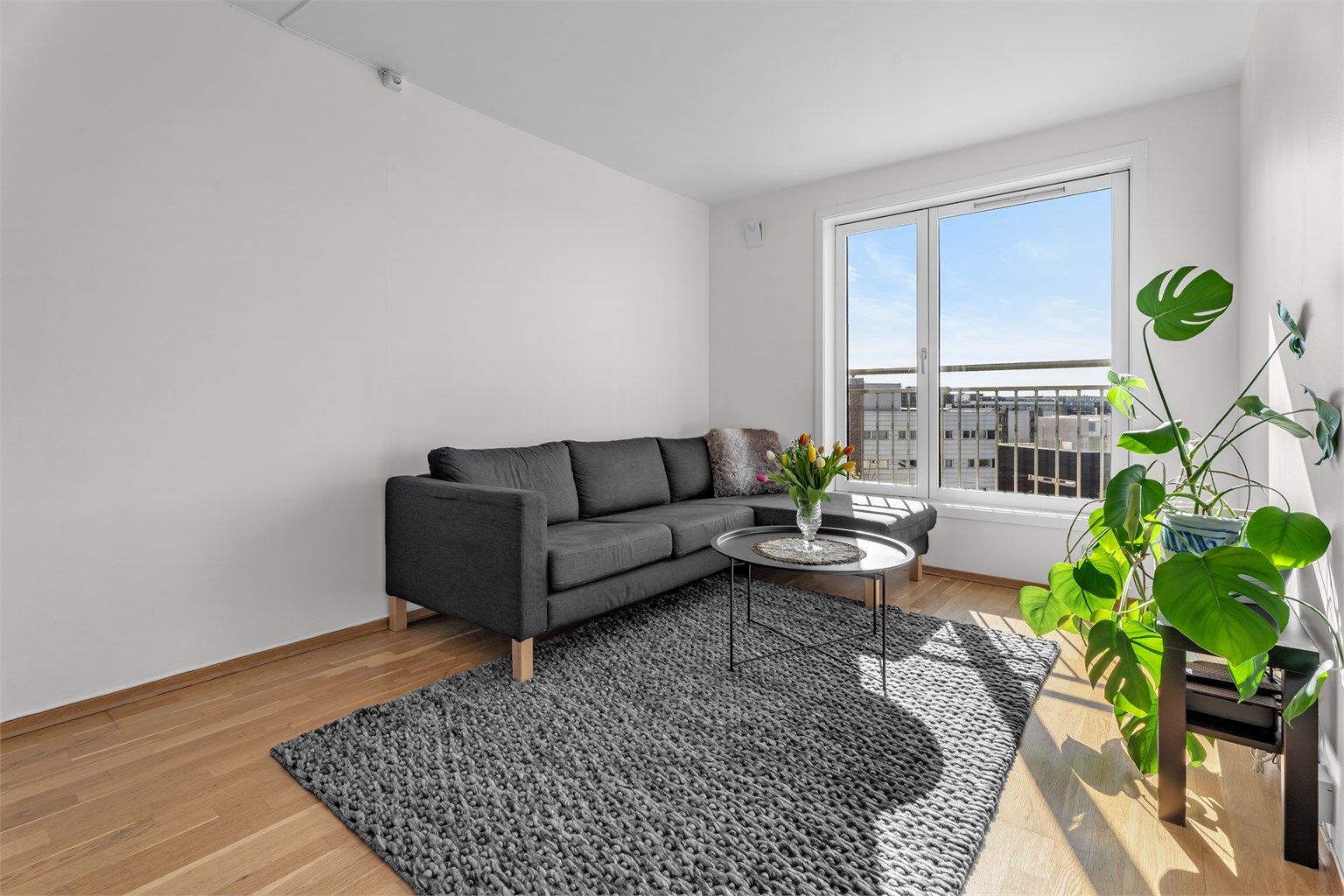 Velkommen til Gunnar Schjelderups vei 33B - Presentert av Blenor Hadergjonaj! 