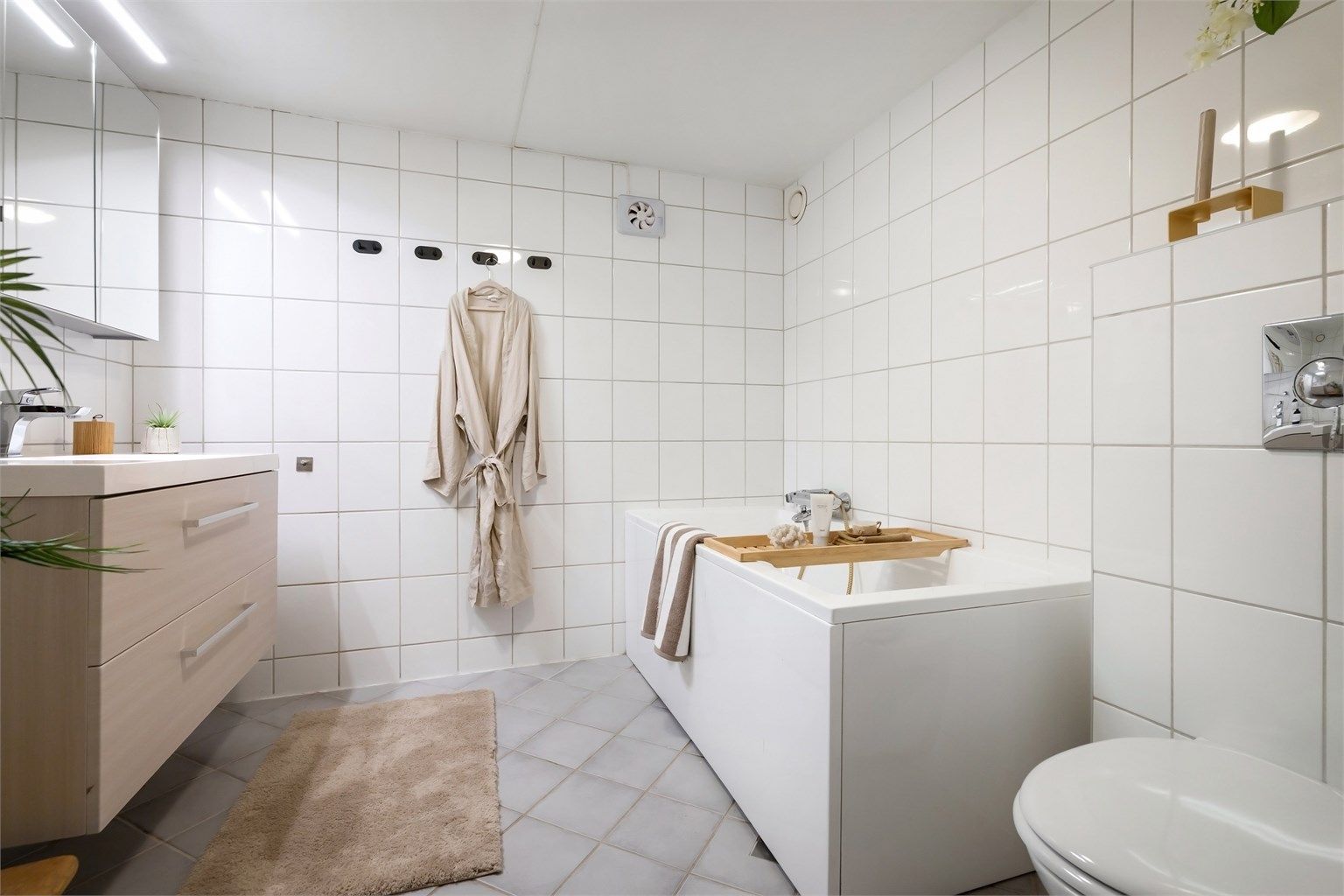 Det andre baderommet i underetasjen er innredet med badekar.