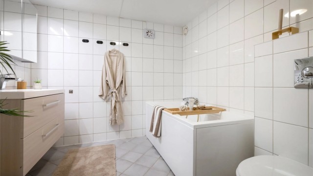 Det andre baderommet i underetasjen er innredet med badekar.