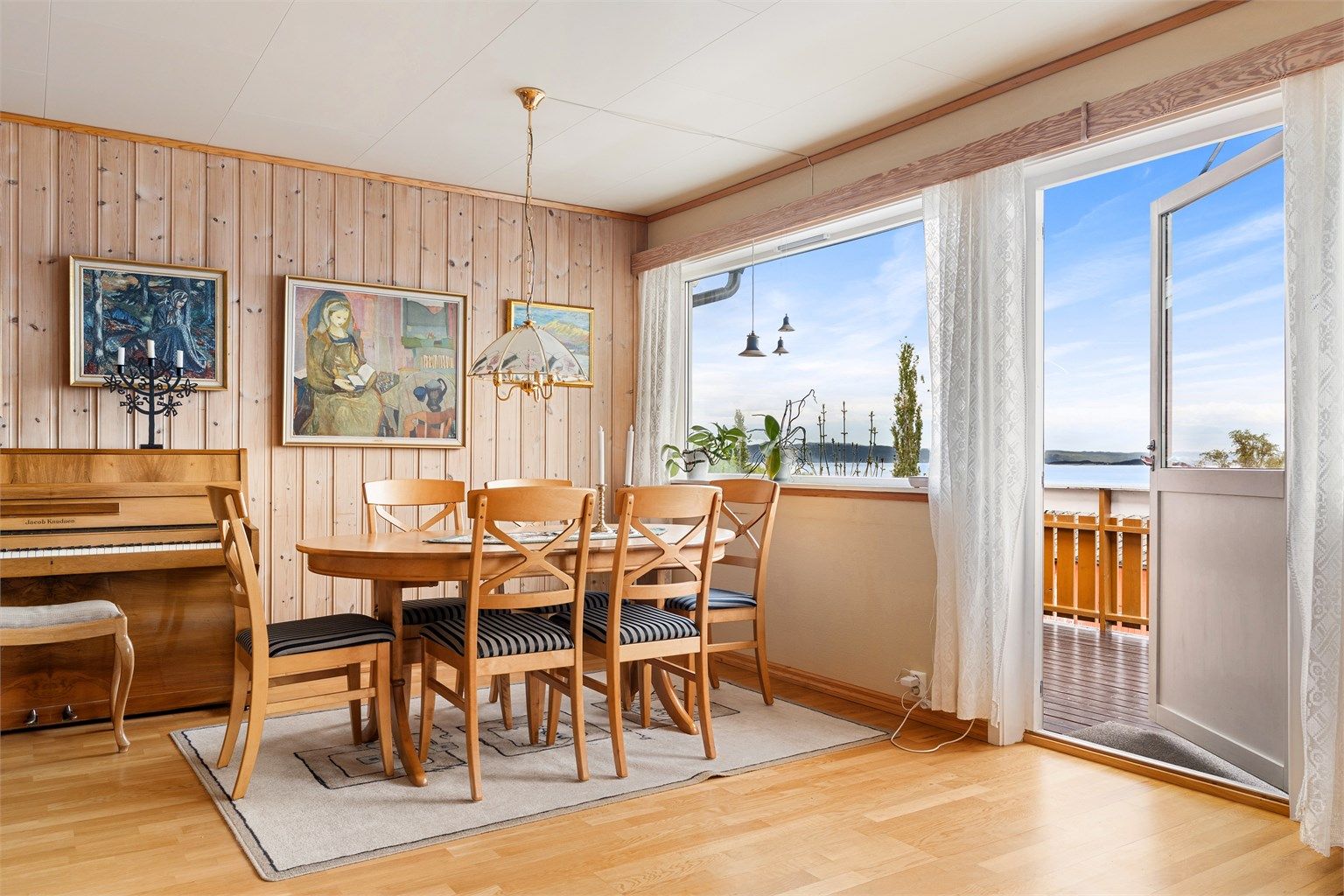 Her har man god plass til å samle familie og venner til hyggelige sammenkomster. 