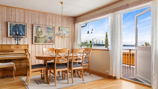 Her har man god plass til å samle familie og venner til hyggelige sammenkomster.