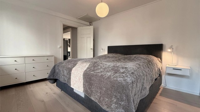 Hovedsoverommet har en-stavs parkett på gulvet og god plass til dobbeltseng og møblement