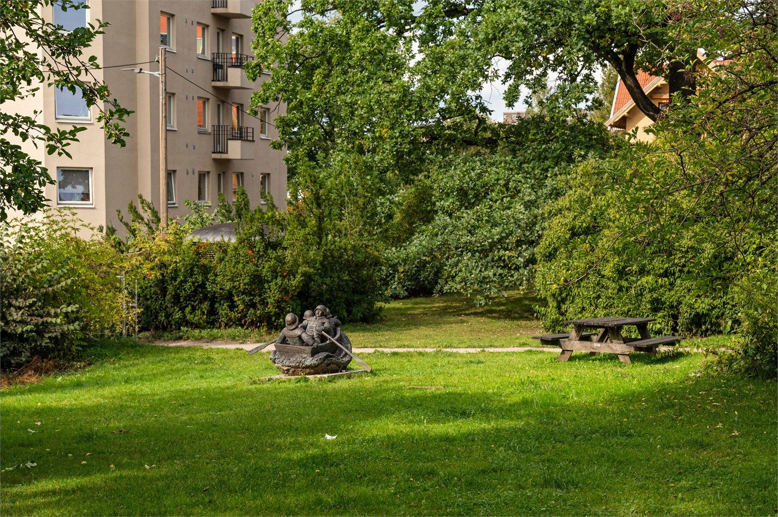 Aksjelaget har en hyggelig skulpturpark med grøntarealer, benker, bord og kullgrill, som gir et fint uterom for beboerne.