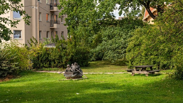 Aksjelaget har en hyggelig skulpturpark med grøntarealer, benker, bord og kullgrill, som gir et fint uterom for beboerne.