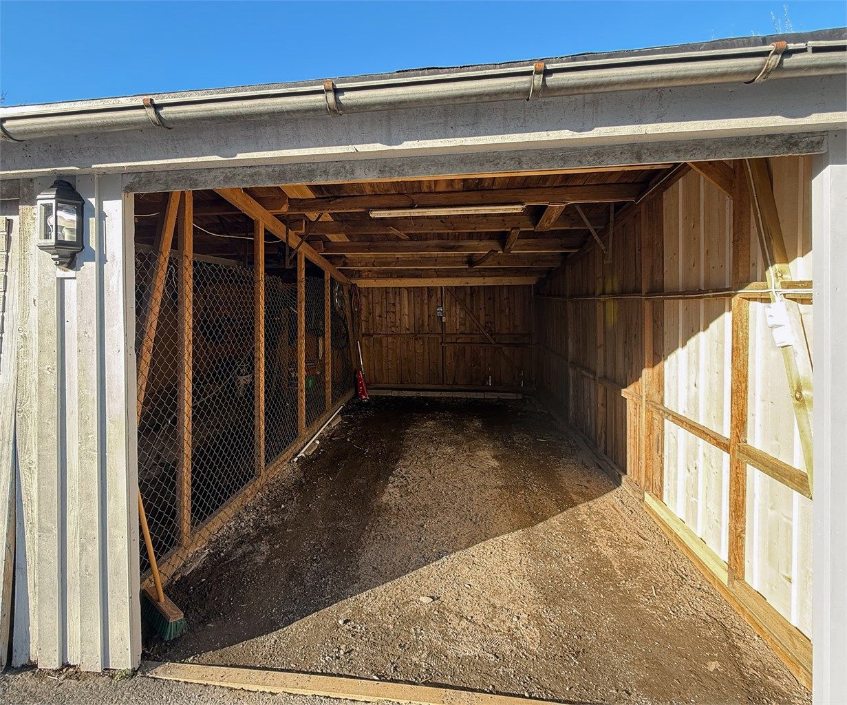 Det medfølger garasjeplass i felles garasjerekke.