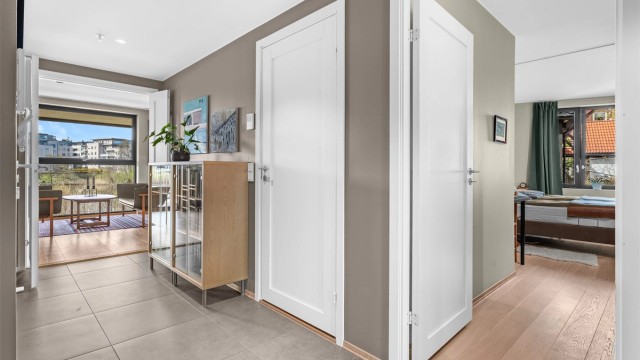 Innvendig gang - leiligheten har en fin planløsning med 2 soverom, stue med åpen kjøkkenløsning, bad, separat wc, entré og bod