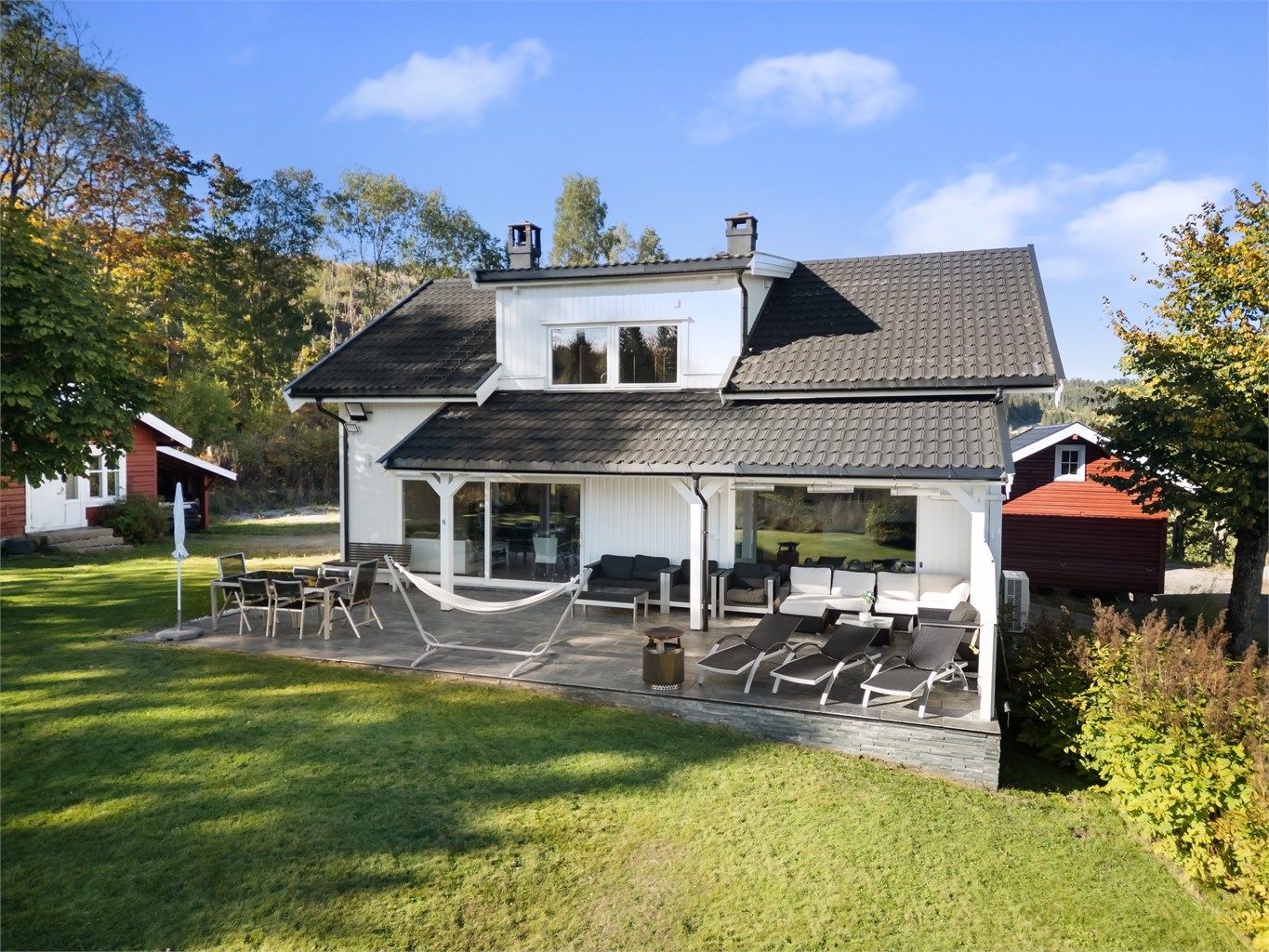 Uteplassen har flislagt dekke, utvendig belysning, strømuttak og levegger.