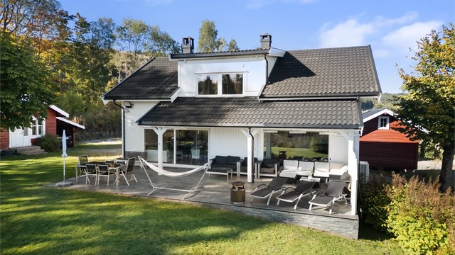 Uteplassen har flislagt dekke, utvendig belysning, strømuttak og levegger.