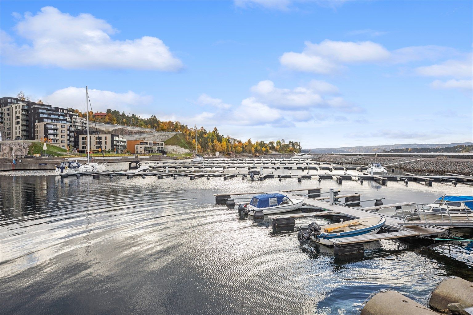 Småbåthavnen i Spro Havn ligger like nedenfor bebyggelsen.