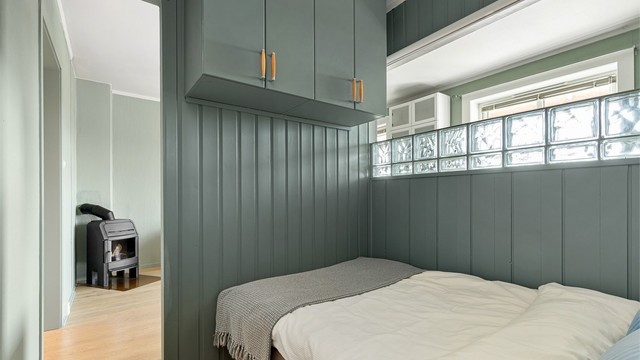 Halvveggen i alkoven gir rommet et fint naturlig lys. Det er montert rullegardin som gjør det mulig å blokkere sollyset inn i alkoven