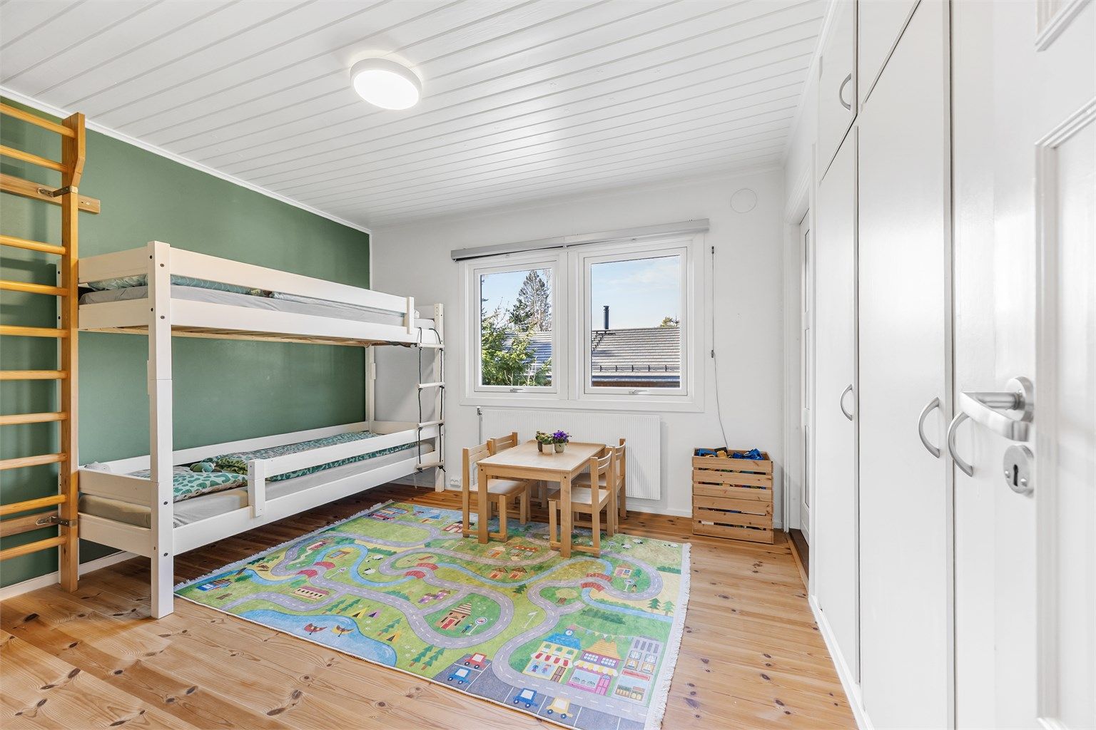 Soverommet har en innebygd garderobeløsning. Fra soverommet er det utgang til boligens terrasse.