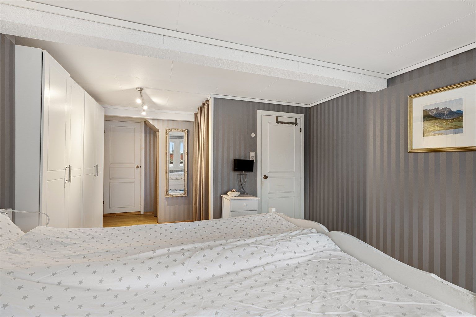 Inngang til vaskerom fra soverommet 