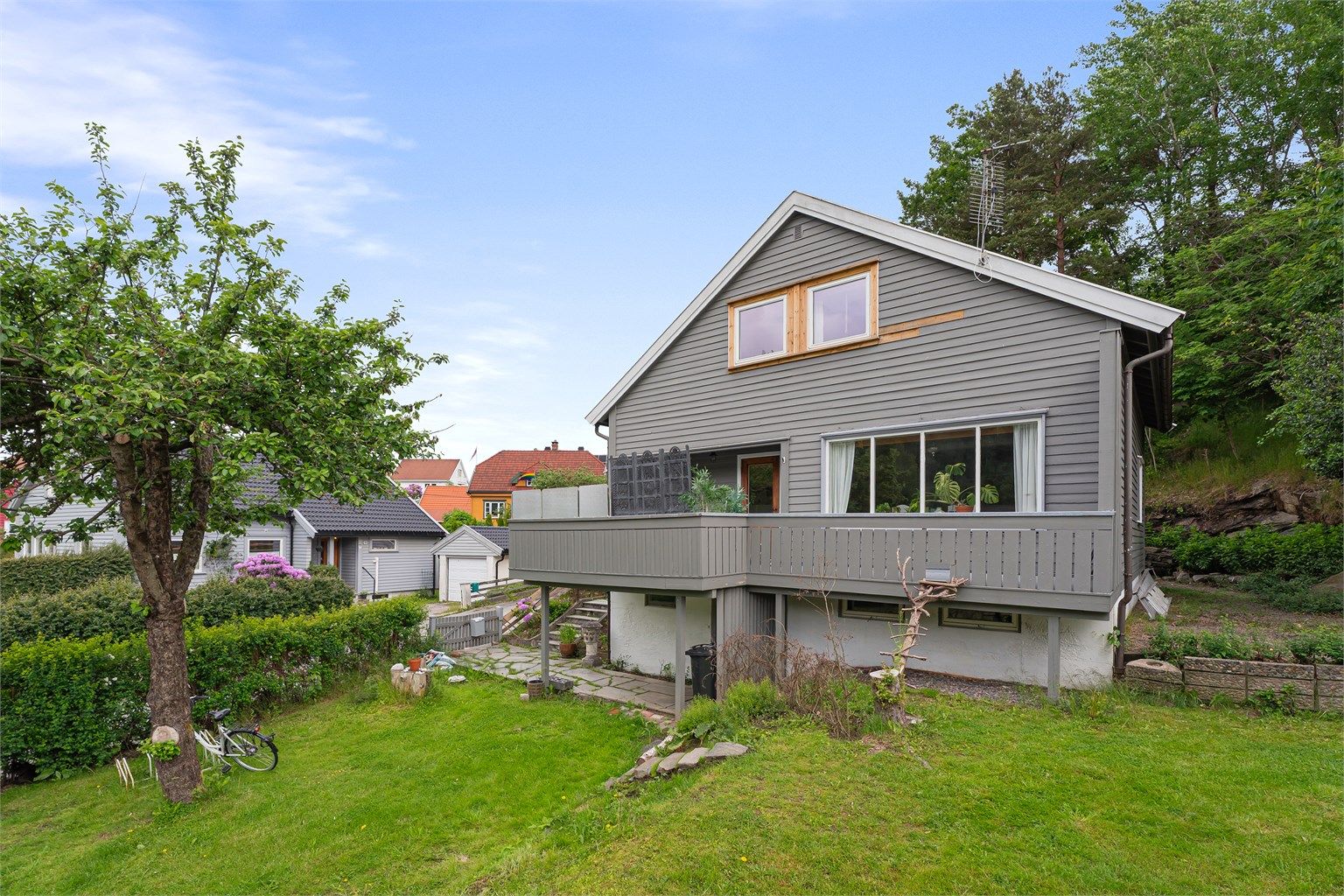 Kjeller med egen inngang vendt mot solrik hage