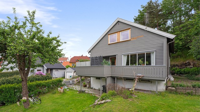 Kjeller med egen inngang vendt mot solrik hage