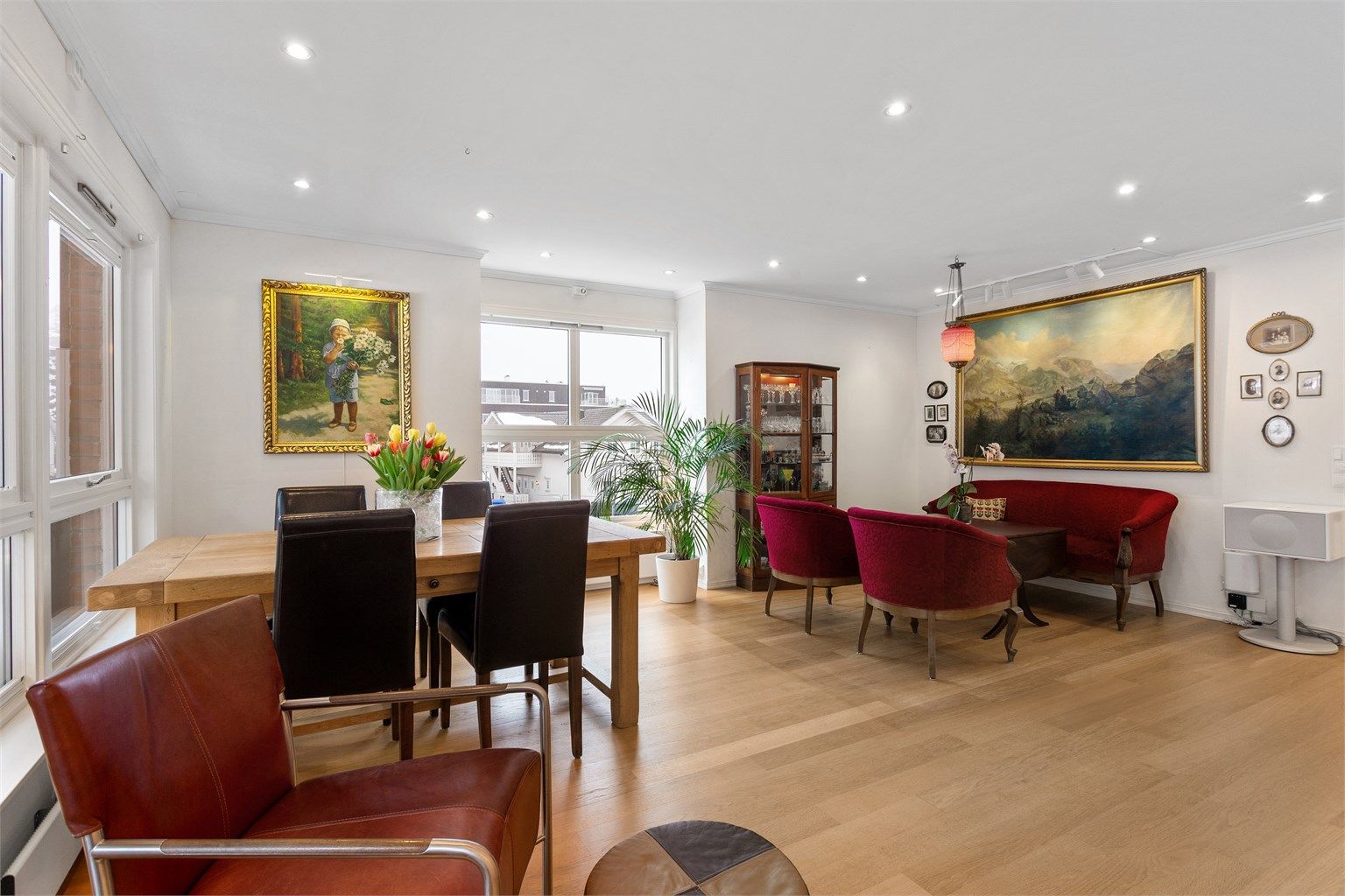 Stuen har god plass til både spisebord og sofagruppe, med gjennomgående parkett på gulvet.