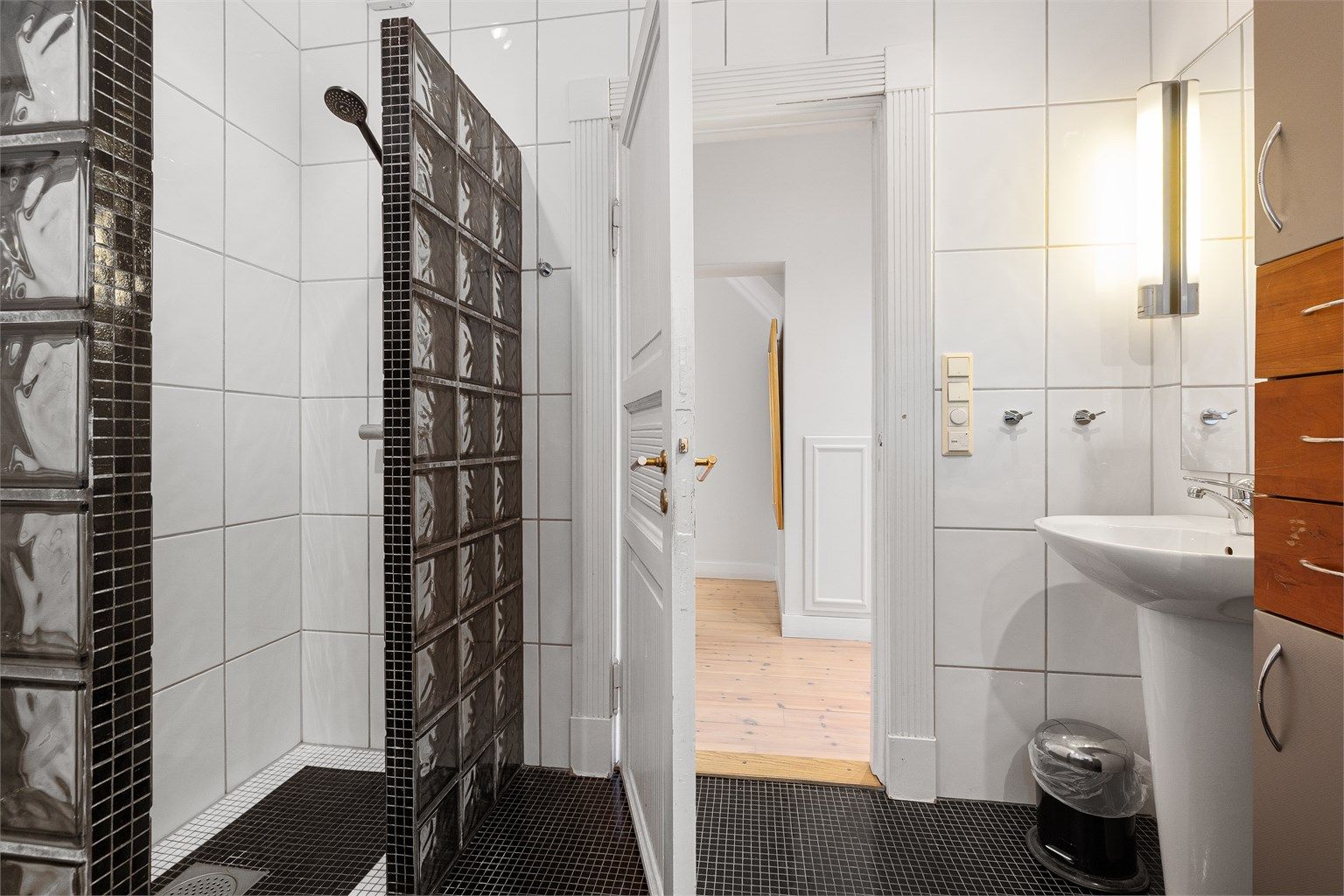 Badet har også en egen dusjnisje med glassvegg.
