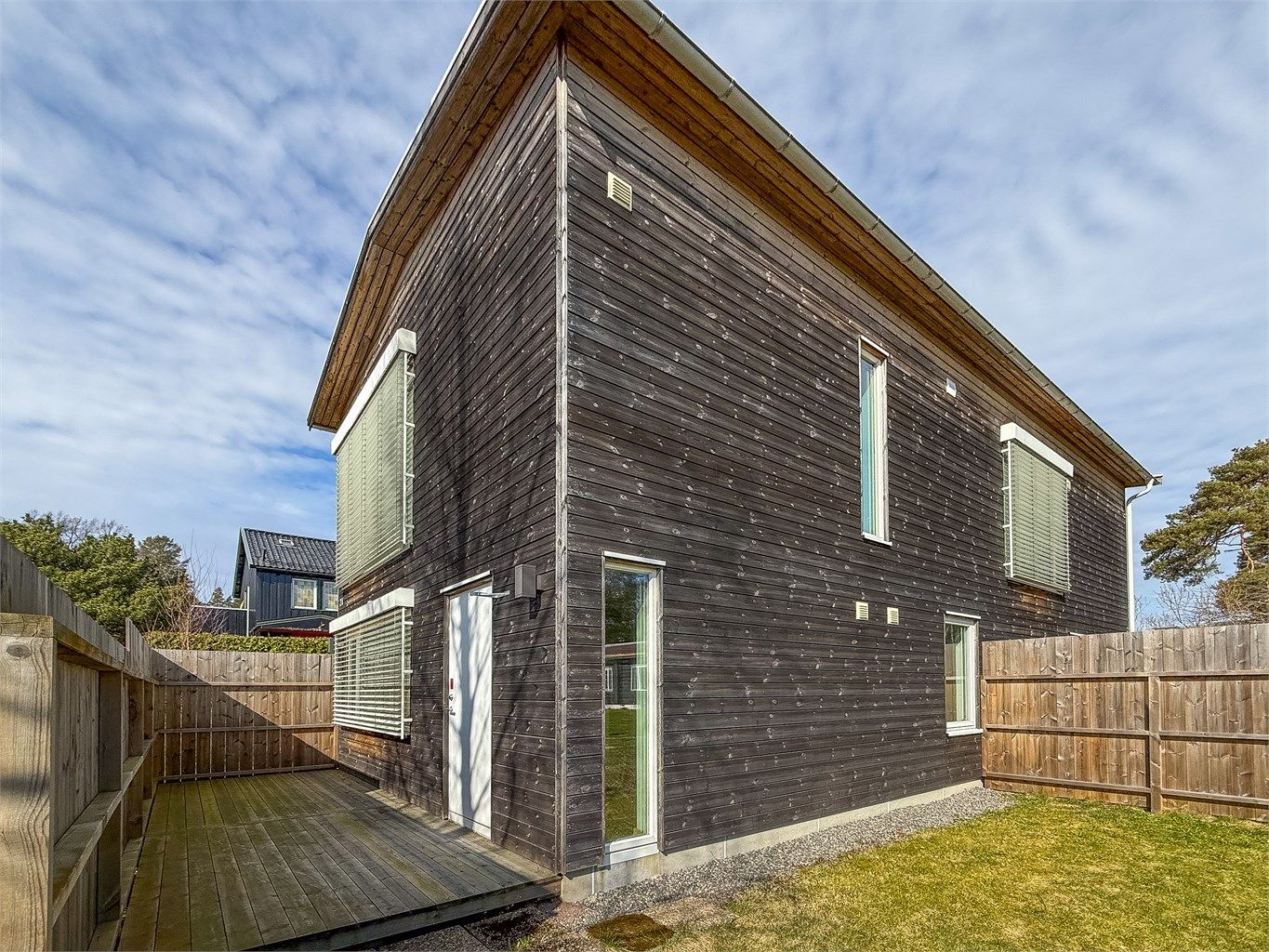 Boligens fasade har et moderne og rent uttrykk.