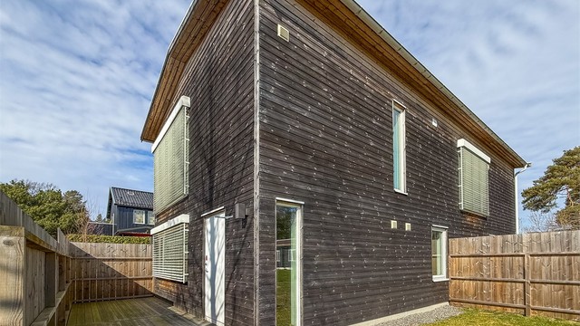 Boligens fasade har et moderne og rent uttrykk.