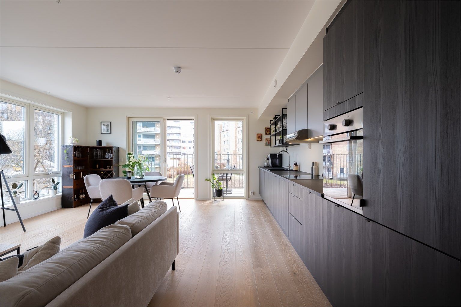 Her er det rikelig med skap- og benkeplass!