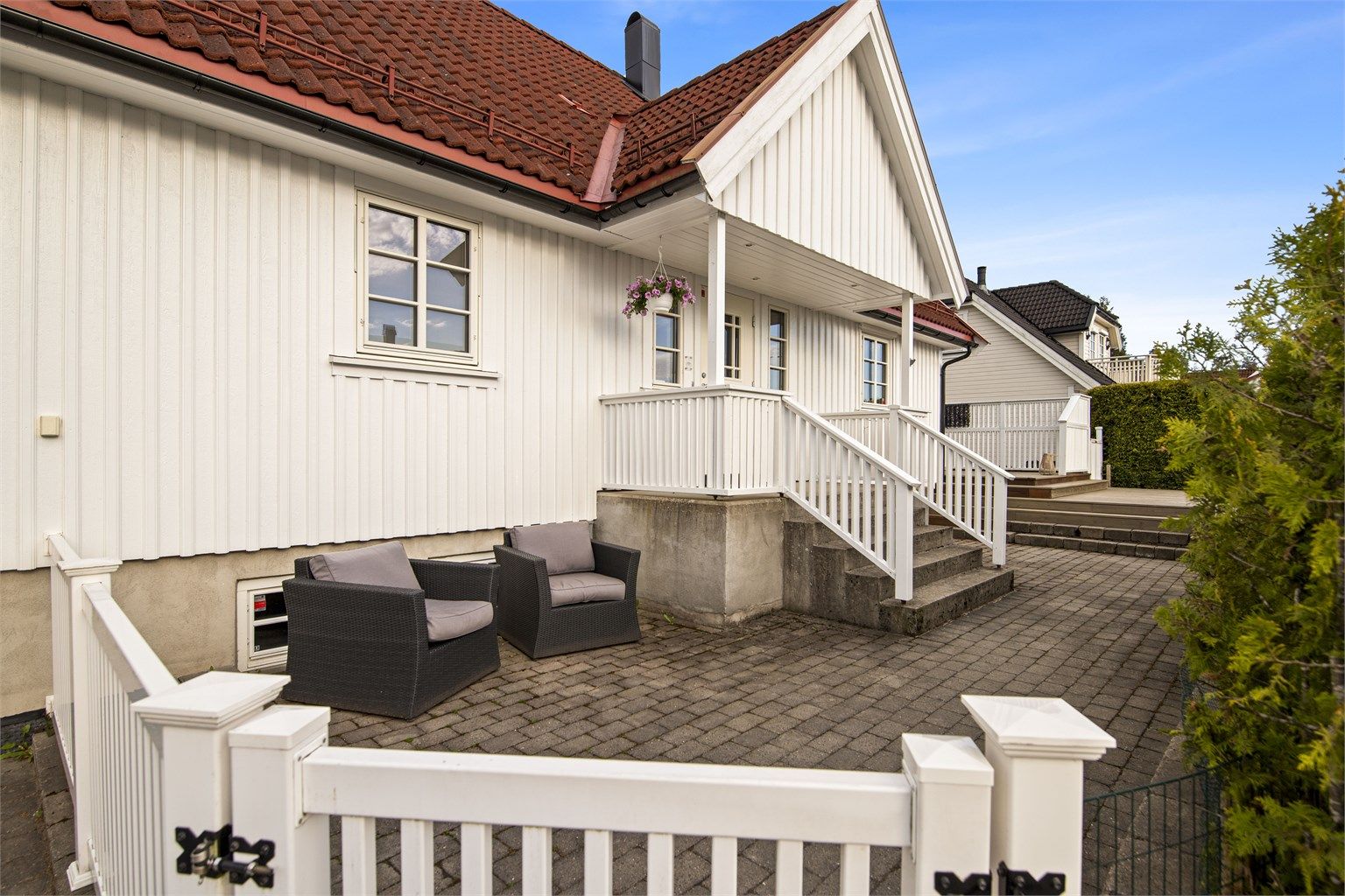 Hyggelig, overbygget inngangsparti til hoveddelen.