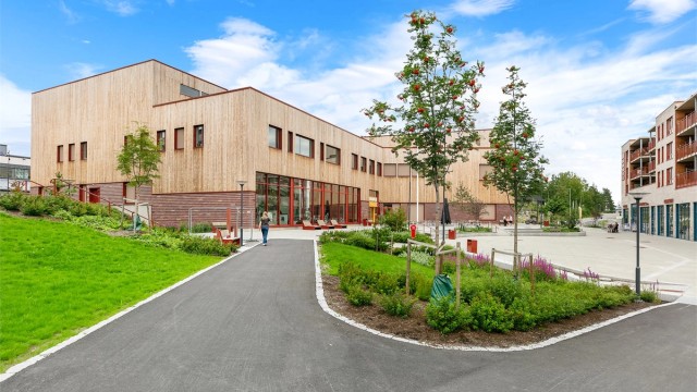 Torg med Ravinen innbyggertorg og helsestasjon i Rælingen