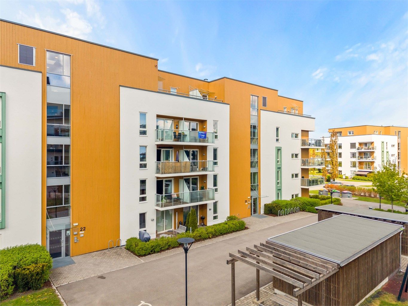 Leilighetsbygg fra 2016 med fasader kledd i en kombinasjon av trekledning og fasadeplater.