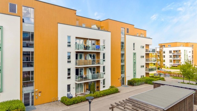 Leilighetsbygg fra 2016 med fasader kledd i en kombinasjon av trekledning og fasadeplater.