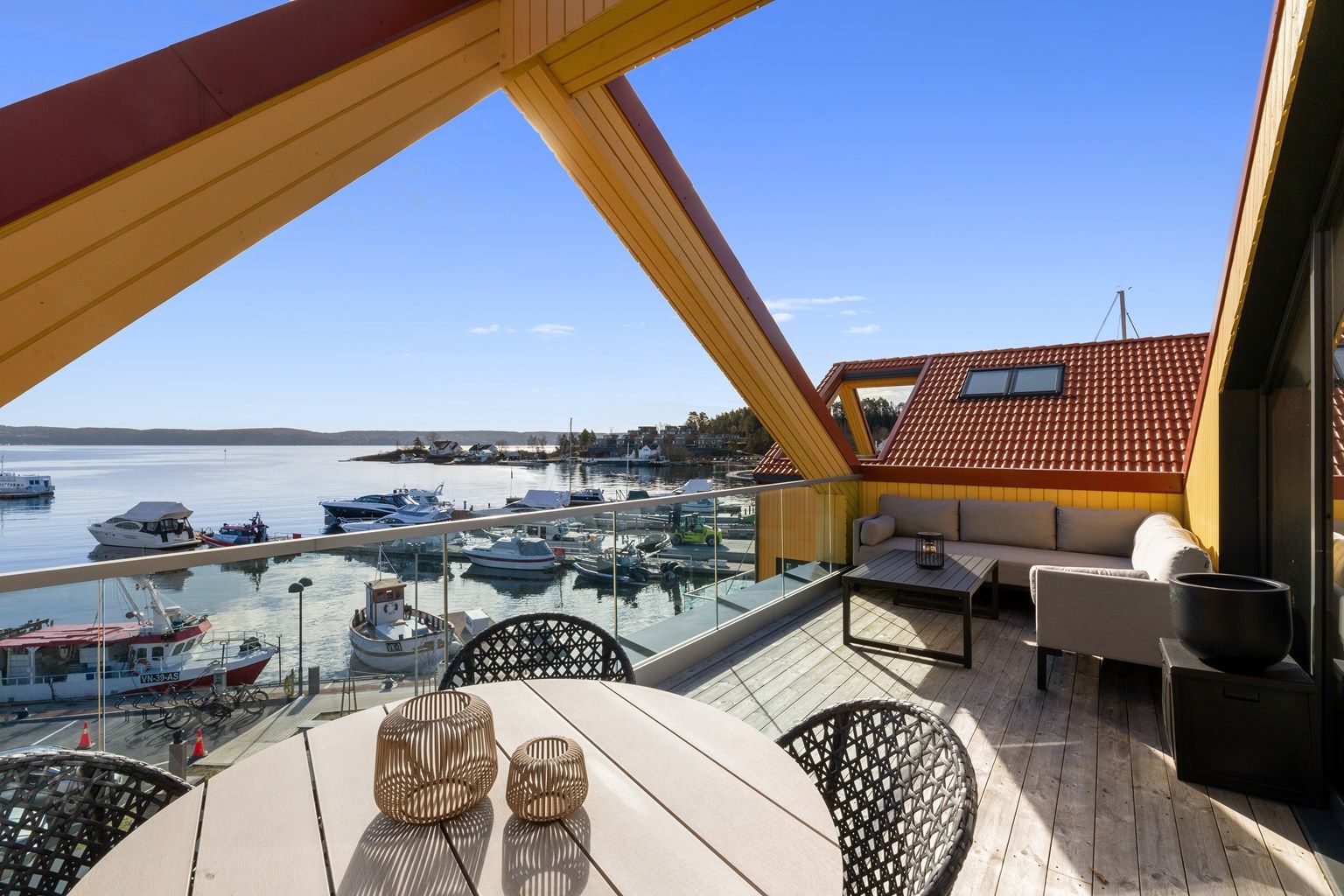 Leiligheten har en flott veranda med nydelig fjordutsikt 