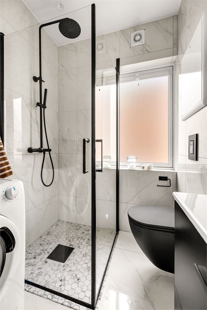  Badet har en gjennomgående stilig finish med detaljer som sort vegghengt toalett og innsvingbare dusjdører i glass med sorte detaljer. 