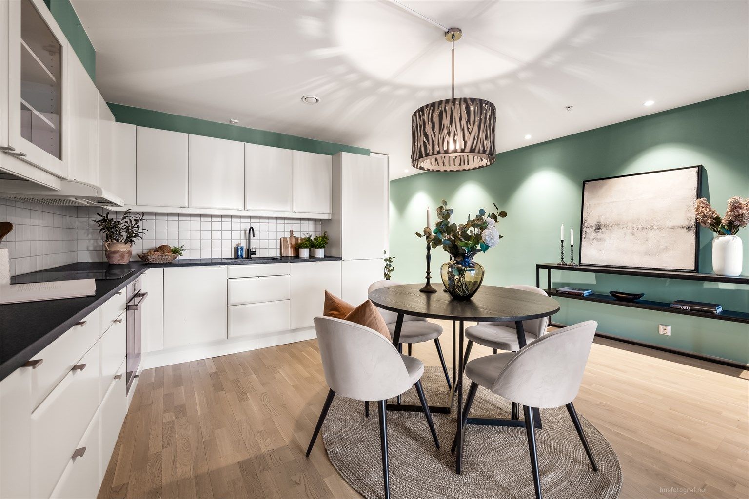 Flislagt felt på vegg over laminerte benkeplater.