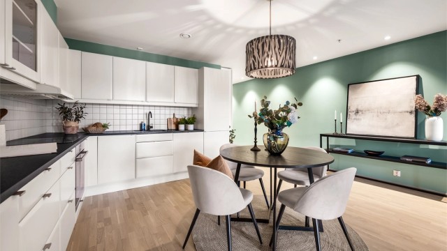 Flislagt felt på vegg over laminerte benkeplater.